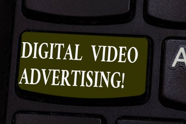 Kavramsal el Dijital Video reklam gösterilen yazma. Video içerik klavye tuşu bilgisayar ileti fikir oluşturmak için niyet şeklinde meşgul seyirci vitrine iş fotoğraf.