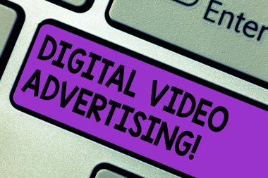 Kavramsal el Dijital Video reklam gösterilen yazma. İş fotoğraf metin meşgul kitle video içerik klavye tuşu bilgisayar ileti fikir oluşturmak için niyet şeklinde.