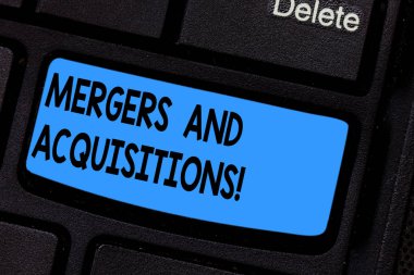 Şirket Birleşmeleri ve satın almalar gösterilen Not yazma. Başvuru şirketler veya varlıkları klavye tuşuna basarak tuş takımı fikir bilgisayar ileti oluşturmak için niyet birleştirmeye vitrine iş fotoğraf.