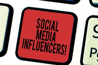 Sosyal medya Influencers gösterilen Not yazma. Kim onların bilgi klavye tuşuna basarak tuş takımı fikir bilgisayar ileti oluşturmak için niyet bir üne sahiptir gösterilen vitrine iş fotoğraf.