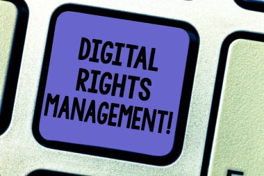 Digital Rights Management gösterilen metin işareti. Telif hakkı koruması dijital medya klavye tuşuna basarak tuş takımı fikir bilgisayar ileti oluşturmak için niyet için kavramsal fotoğraf yaklaşım.