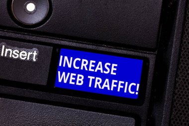 Word metin Web Trafik artırın yazma. Veri miktarını artırmak için iş kavramı klavye tuşuna basarak tuş takımı fikir bilgisayar ileti oluşturmak için niyet site ziyaretçileri tarafından iletilen.