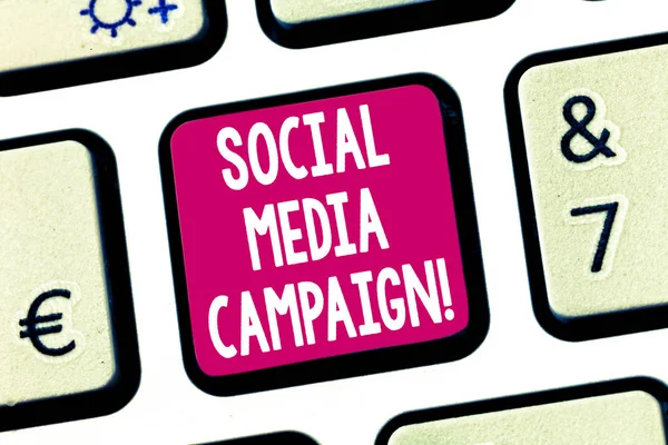 Signo de texto que muestra Social Media Campaign. Foto conceptual Uso de las redes sociales para promover marcas o servicios Teclado clave Intención de crear mensaje informático pulsando el teclado idea . — Foto de Stock