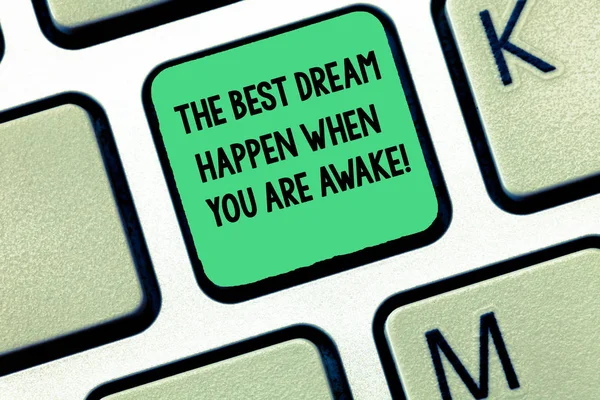 Texto de escritura de palabras El mejor sueño sucede cuando estás despierto. Concepto de negocio para dejar de soñar empezar a actuar Teclado clave Intención de crear un mensaje de ordenador, pulsando el teclado idea . — Foto de Stock