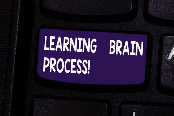 Texto de escritura Aprendiendo el proceso cerebral. Concepto significado Adquirir conocimiento nuevo o modificar conocimiento existente Teclado clave Intención de crear mensaje de computadora pulsando el teclado idea . — Foto de Stock