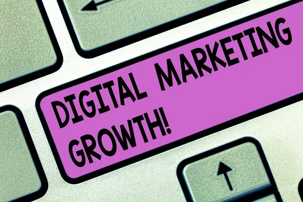 Texto para caligrafia Marketing Digital Growth. Conceito que significa maior venda de produtos on-line ou renda de serviços Teclado chave Intenção de criar mensagem de computador pressionando ideia teclado . — Fotografia de Stock