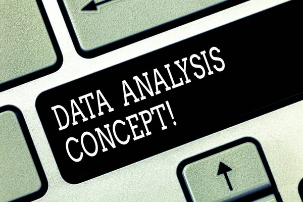 Schrijven van notitie weergegeven: Data analyse Concept. Foto presentatie beoordelende bedrijfsgegevens met behulp van analytische en logische redenering toetsenbord toets voornemen om computer bericht te drukken toetsenblok idee te maken. — Stockfoto