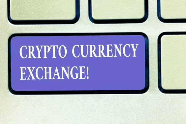 Szöveg jel mutatja a Crypto pénzváltó. Fogalmi fotó digitális valuták, az egyéb eszközök billentyű szándékát, hogy hozzon létre a számítógép üzenetet, nyomja meg a billentyűzet ötlet-kereskedelem. — Stock Fotó