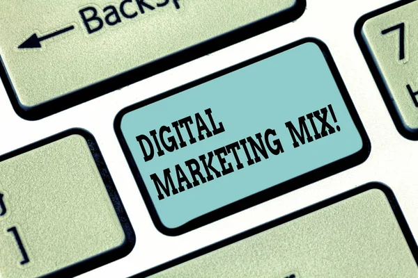 Концептуальный почерк показывает Digital Marketing Mix. Набор действий по продвижению бренда на рынке . — стоковое фото