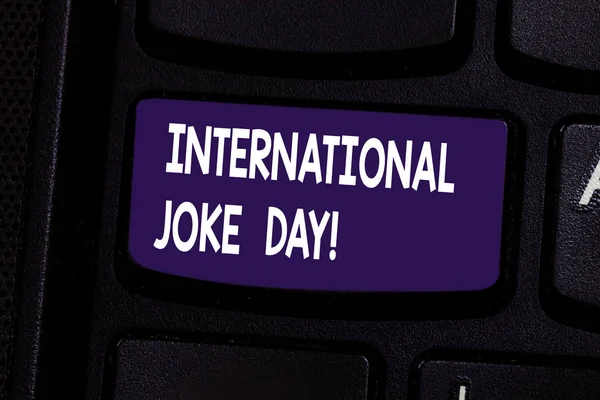 Tekst pisma Międzynarodowy Dzień żart. Koncepcja znaczenie wakacje z okazji korzyści z dobrego humoru klawiatura klawisz zamiar utworzyć wiadomość komputer naciskając klawisz klawiatury, pomysł. — Zdjęcie stockowe