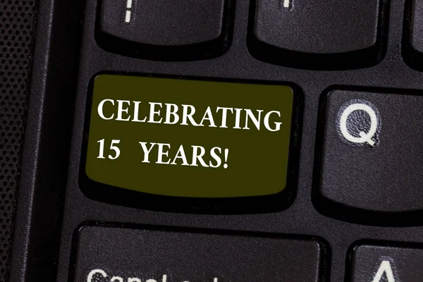 Texto de caligrafia Celebrando 15 Anos. Conceito significado Comemorando um dia especial após 15 anos aniversário Teclado chave Intenção de criar mensagem de computador pressionando ideia teclado . — Fotografia de Stock