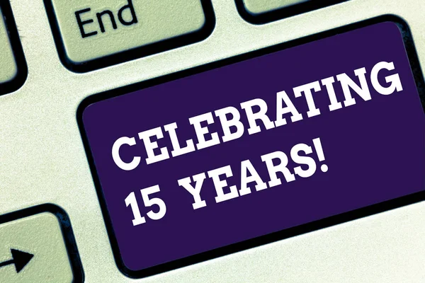 Texto de escritura a mano celebrando 15 años. Concepto que significa conmemorar un día especial después de 15 años de aniversario Teclado clave Intención de crear mensaje de computadora presionando el teclado idea . —  Fotos de Stock