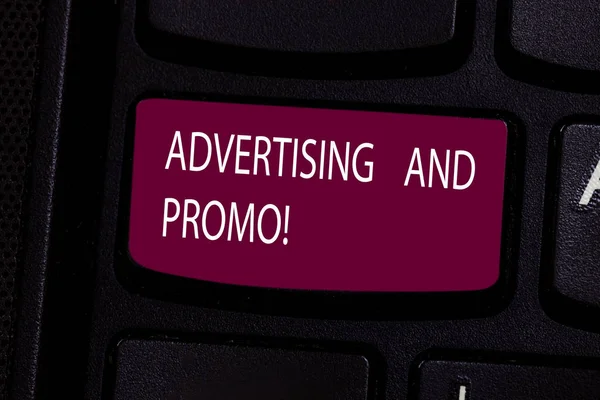 Handskrift text reklam och Promo. Konceptet innebär att informera utsikterna om speciella rabatter tangentbord key avsikt att skapa dator meddelande genom att trycka på knappsatsen idé. — Stockfoto