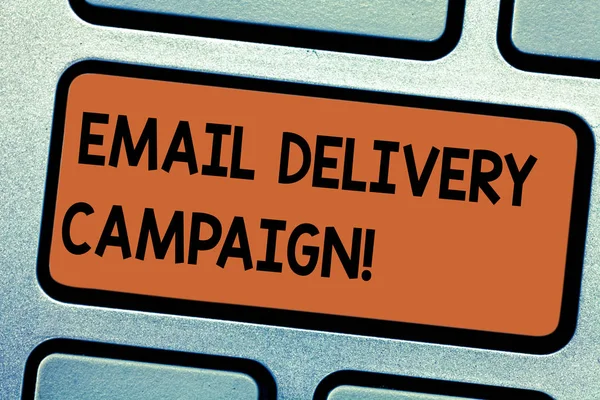 Word Writing Text E-Mail Delivery Kampagne. Geschäftskonzept für das Senden einer kommerziellen Nachricht an eine Gruppe von Tastaturtasten Absicht, Computer-Nachricht drücken Tastatur Idee zu erstellen. — Stockfoto