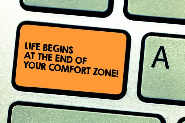 Rukopis textu život začíná na konci Of Your Comfort Zone. Koncept význam změny vyvíjejí rostou klávesová záměr vytvořit počítač zprávy stisknutí klávesy klávesnice idea. — Stock fotografie