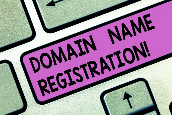 Handskrift text registrering av domännamn. Begreppet mening processen att reservera ett namn på Internet på tangenten avsikt att skapa dator meddelande genom att trycka på knappsatsen idé. — Stockfoto
