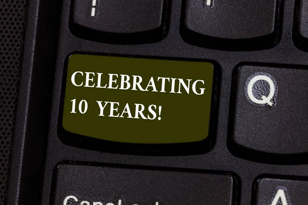 Texto de caligrafia Celebrando 10 Anos. Conceito significado Comemorando um dia especial Decenal aniversário Teclado chave Intenção de criar mensagem de computador pressionando ideia teclado . — Fotografia de Stock