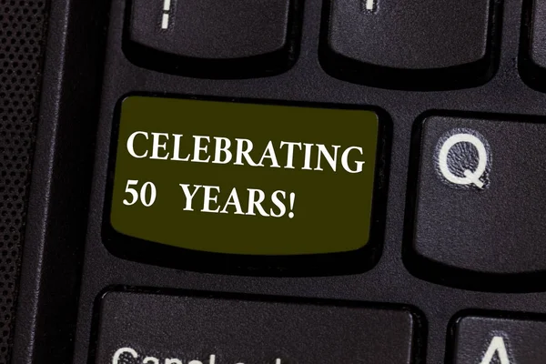 Texto de caligrafia Celebrando 50 Anos. Conceito que significa aniversário dourado Comemorando um dia especial Teclado chave Intenção de criar mensagem de computador pressionando ideia teclado . — Fotografia de Stock