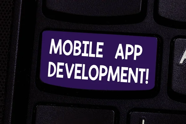 Handgeschreven tekst Mobile App Development. Begrip betekenis procedures die betrokken zijn bij het schrijven van software voor gadgets toetsenbord toets voornemen om computer bericht te drukken toetsenblok idee te maken. — Stockfoto