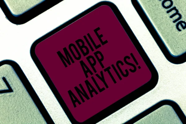 Mobile App analitik yazma el yazısı metin. Mobil platformlar klavye tuşuna basarak tuş takımı fikir bilgisayar ileti oluşturmak için niyet tarafından oluşturulan veri analiz Apps anlam kavramı. — Stok fotoğraf