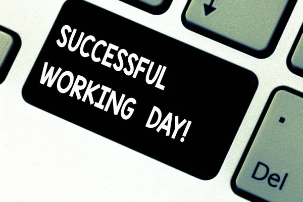 显示成功工作日的概念手写 商业照片展示当某人实现的东西或满意的工作键盘键意图创建计算机消息的想法 — 图库照片