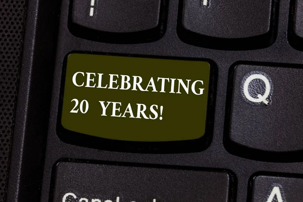 Texto de caligrafia Celebrando 20 Anos. Conceito significado Comemorando um dia especial sendo 20 anos juntos Teclado chave Intenção de criar mensagem de computador pressionando ideia teclado . — Fotografia de Stock