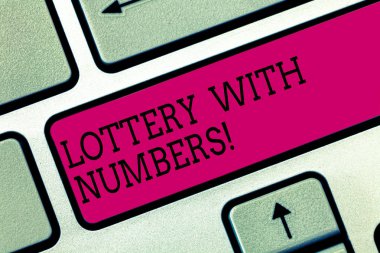 Loto numaraları ile gösterilen metin işareti. Kavramsal fotoğraf şans oyunu hangi gösteren sayılı satın biletleri klavye tuşuna basarak tuş takımı fikir bilgisayar ileti oluşturmak için niyet içinde.
