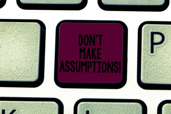 Escribiendo Nota Mostrando Don Make Assumptions Exhibición Fotos Negocios Acepte —  Fotos de Stock