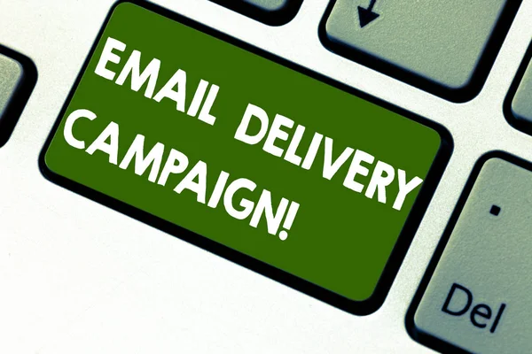 Word は、テキスト メール配信キャンペーンを書きます。キーボードのキーのキーパッドのアイデアを押すとコンピューターのメッセージを作成する意図を示すグループに商業メッセージを送信するためのビジネス コンセプト. — ストック写真