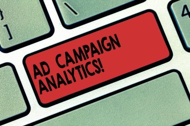 Reklam kampanyası Analytics gösterilen Not yazma. İş fotoğraf vitrine monitör kampanyaları ve onların ilgili sonuçlar klavye tuşuna basarak tuş takımı fikir bilgisayar ileti oluşturmak için niyet.