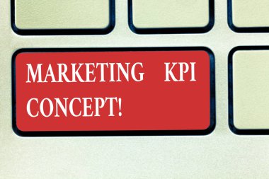 Metin yazma pazarlama KPI kavramı kelime. Pazarlama kampanyaları verimliliğini ölçmek için iş kavramı klavye tuşuna basarak tuş takımı fikir bilgisayar ileti oluşturmak için niyet kanalları.