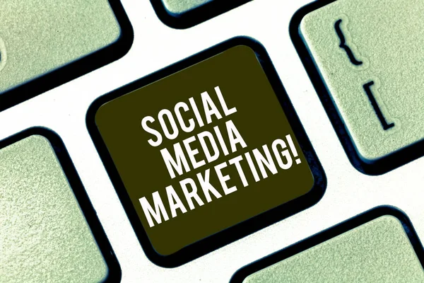 Sinal de texto mostrando Social Media Marketing. Foto conceitual Uso de plataformas de mídia social para promover produtos Teclado chave Intenção de criar mensagem de computador pressionando ideia teclado . — Fotografia de Stock