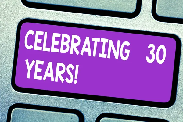 Wyświetlono z okazji 30 lat znak tekstu. Koncepcyjne zdjęcie upamiętniający specjalny dzień, bycie razem 30 lat klawiatura klawisz zamiar utworzyć wiadomość komputer naciskając klawisz klawiatury, pomysł. — Zdjęcie stockowe