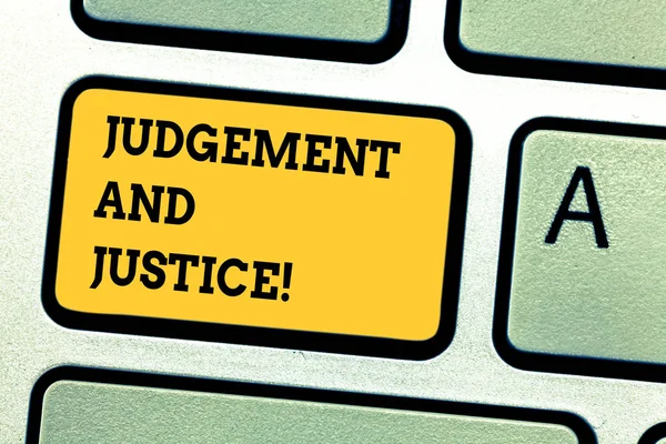 Написание текста "Суд и справедливость". Бизнес-концепция для системы законов в стране, где судьи демонстрируют клавишу клавиатуры для создания компьютерного сообщения нажатием клавиатуры . — стоковое фото