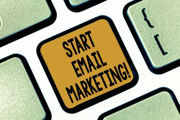 Textzeichen mit Start E-Mail Marketing. konzeptionelle Foto Nutzung von E-Mail, um Produkte andoror Dienstleistungen Tastatur wichtigsten Absicht, Computer-Nachricht Drücken der Tastatur Idee erstellen zu fördern. — Stockfoto