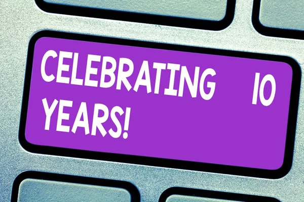 Sinal de texto mostrando Celebrando 10 Anos. Foto conceitual Comemorando um dia especial Aniversário decenal Teclado chave Intenção de criar mensagem de computador pressionando ideia teclado . — Fotografia de Stock