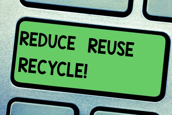 リサイクル再利用を削減を書く手書き文字。概念のゴミの量を減らす意味毎年を行いキーボード キーのキーパッドのアイデアを押すとコンピューターのメッセージを作成する意図. — ストック写真
