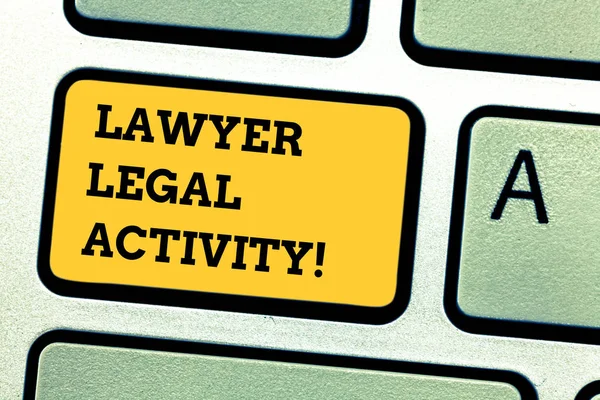 弁護士の法的活動のテキストの書き込みを単語します。準備の場合や法主キーボード キーのキーパッドのアイデアを押すとコンピューターのメッセージを作成する意図に与えるアドバイスをビジネス コンセプト. — ストック写真