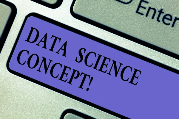 Nota di scrittura che mostra Data Science Concept. Foto aziendale che mostra l'estrazione di preziose conoscenze dai dati grezzi Tastiera chiave Intenzione di creare messaggio del computer premendo idea tastiera . — Foto Stock