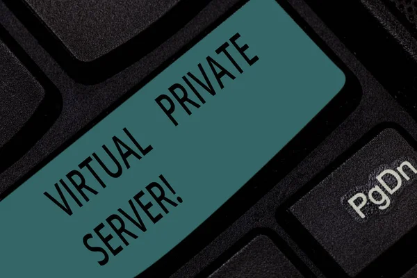 Scrittura a mano di testo Virtual Private Server. Concetto che significa venduto come servizio da un servizio di hosting Internet Tasto della tastiera Intenzione di creare messaggi informatici premendo l'idea della tastiera . — Foto Stock