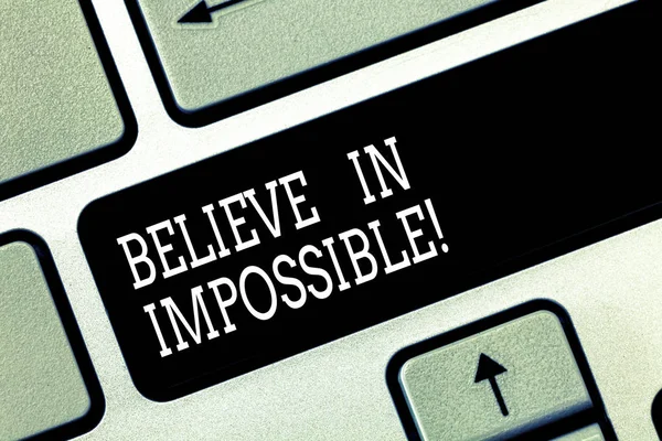Пишу записку, показывающую "Верь в невозможное". Никогда не теряйте надежду на то, что произойдет что-то удивительное Клавиатурная клавиша Намерение создать компьютерные сообщения нажатием клавиатуры идея . — стоковое фото