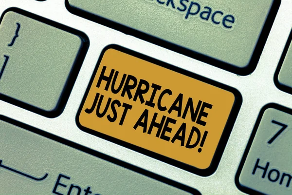 Szó szöveg írása hurrikán csak előre. Üzleti koncepció erőszakos trópusi ciklon közeledik, hogy elérje a föld szándékát, hogy hozzon létre a számítógép üzenetet, nyomja meg a billentyűzet ötlet billentyű. — Stock Fotó