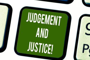 Kavramsal el yargı ve adalet gösterilen yazma. İş fotoğraf metin sistem gösterilen hakimler klavye bir ülkede yasalar anahtar bilgisayar ileti fikir oluşturmak için niyet.