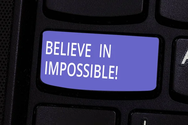 Ecriture conceptuelle montrant Believe In Impossible. Texte de la photo d'affaires N'abandonnez jamais l'espoir que quelque chose d'étonnant se produira Clavier Intention de créer une idée de message informatique . — Photo