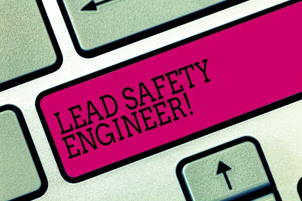 Signo de texto que muestra a Lead Safety Engineer. Conceptual foto desarrollar políticas para garantizar la seguridad de una tecla de todas las preocupaciones Teclado intención de crear mensaje de ordenador pulsando el teclado idea . —  Fotos de Stock