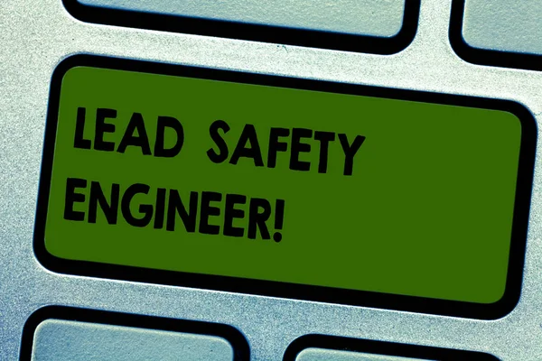 Signo de texto que muestra a Lead Safety Engineer. Conceptual foto desarrollar políticas para garantizar la seguridad de una tecla de todas las preocupaciones Teclado intención de crear mensaje de ordenador pulsando el teclado idea . —  Fotos de Stock