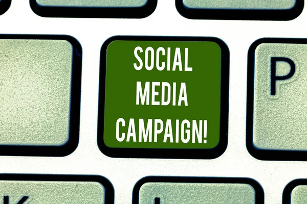 Signo de texto que muestra Social Media Campaign. Foto conceptual Uso de las redes sociales para promover marcas o servicios Teclado clave Intención de crear mensaje informático pulsando el teclado idea . — Foto de Stock