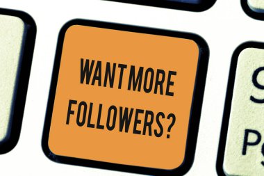 Daha takipçileri istiyorum gösterilen Not yazma. Artış vitrine iş fotoğraf çekmek ve belirli gösteren klavye tuşuna basarak tuş takımı fikir bilgisayar ileti oluşturmak için niyet hayran.