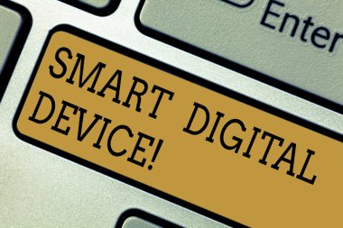 Kavramsal el akıllı dijital aygıt gösterilen yazma. Bir bilgisayar veya mikroişlemci klavye tuşu niyeti bilgisayar ileti fikir oluşturmak için iş fotoğraf metin ekipmanları.