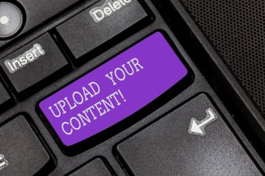 Upload içeriğinizin gösterilen metin işareti. Kavramsal fotoğraf iletim dosya bir bilgisayar sistemi internete klavye tuşuna basarak tuş takımı fikir bilgisayar ileti oluşturmak için niyet.